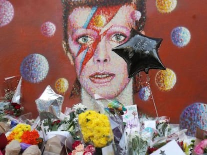 Altar junto a um mural de David Bowie em Brixton, Londres.