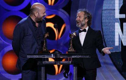 Antonio Méndez Esparza (izquierda) y Pedro Hernández, con el premio John Cassavetes para 'La vida y nada más'.