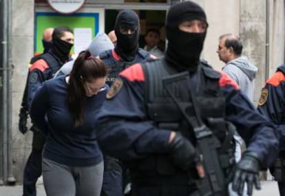 Els Mossos detenen una dona en una operació contra els narcopisos.