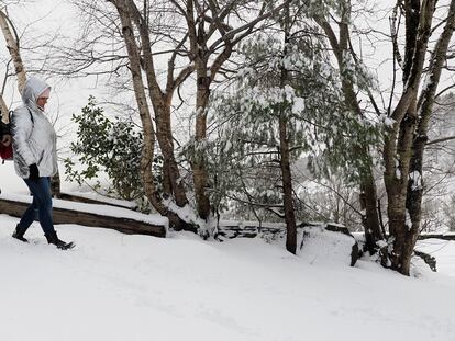 Una pareja camina sobre la nieve en O Cebreiro (Lugo), este viernes.