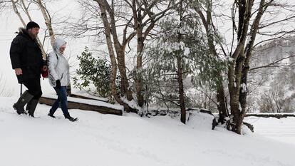 Una pareja camina sobre la nieve en O Cebreiro (Lugo), este viernes.