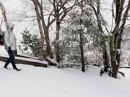 Una pareja camina sobre la nieve en O Cebreiro (Lugo), este viernes.