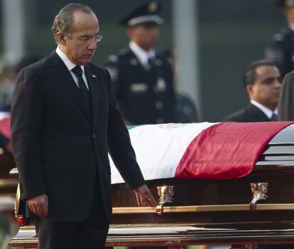 El presidente mexicano, Felipe Calderón, durante la ceremonia por el fallecimiento del secretario de Gobernación, Francisco Blake Mora