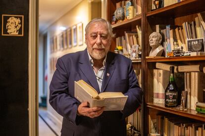 Vaccaro en la bibilioteca de su casa.