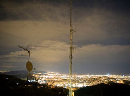 Antena de la emisora esRadio situada en el Tibidabo, en Barcelona.