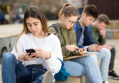 Siete de cada diez jóvenes entrevistados aseguran estar con el móvil la mayor parte del tiempo que se encuentran con amigos.