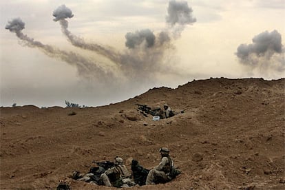 Soldados estadounidenses aguantan en sus posiciones alrededor de Faluya, mientras la aviación castiga a los insurgentes con continuos bombardeos.