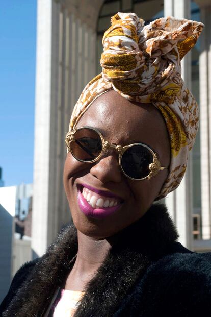 Sombreros de ala o de lana, joyas excéntricas u originales bolsos. Los asistentes a la Semana de la Moda de Nueva York nos muestran cómo combinan sus accesorios.