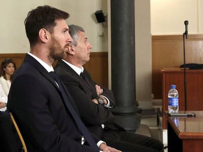 Messi y su padre, en la sala de la Audiencia de Barcelona en junio de 2016.