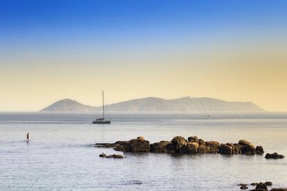 Cies, Sálvora, Ons y Cortegada: estas son las islas que configuran el parque nacional marítimo-terrestre de las Islas Atlánticas, con alguno de los paisajes más bellos y fotografiados de la costa gallega. En el pasado refugio de piratas, ahora permanecen deshabitadas, excepto en verano. Exentas de tráfico rodado, lo único que se escucha aquí es el rumor de las olas y el viento. Y lo mejor está en el fondo del mar, que acoge ecosistemas de lo más variado y también buques hundidos cargados de leyendas. En Ons (al fondo en la imagen) encontramos las misteriosas ‘frunas’, cuevas marinas esculpidas en granito que , según la leyenda, bajan hasta el mismísimo infierno. Y en las Cíes espera una de las playas más bonitas de España, la de Rodas, paraíso natural con un faro desde el que se disfruta de un espectáculo impresionante.