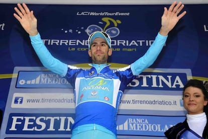 Vincenzo Nibali con el maillot azul.