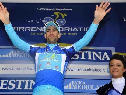 Vincenzo Nibali con el maillot azul.