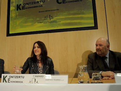 Tejeria, en la apertura del seminario con los miembros de la Mesa Antón Damborenea (izquierda) e Iñigo Iturrate.