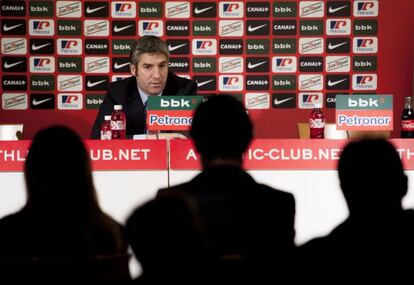 Josu Urrutia, durante la rueda de prensa, frente a varios de sus directivos.