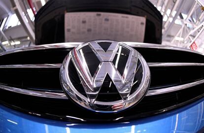 Con ventas valoradas en 248.127 millones de euros, el fabricante alemán de coches Volkswagen cae dos lugares hasta el noveno puesto.