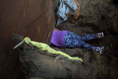 Andrea Nicolle, una migrante hondureña de 10 años, atraviesa por el suelo la barrera fronteriza que separa a México de EE UU, desde Playas de Tijuana (México).