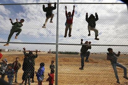 Crianças sírias sobem uma cerca no campo de refugiados de Azraq em Jordânia, em 16 de novembro de 2015.