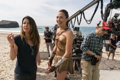 Patty Jenkins da órdenes a Gal Gadot en el set de ‘Wonder Woman’.