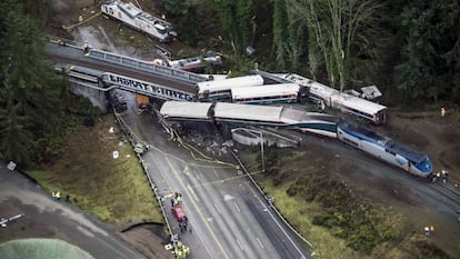 Vista aérea del tren descarrilado en DuPont.