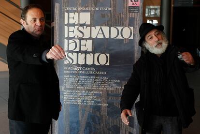 El director de <i>El estado de sitio</i>, José Luis Castro, junto al actor José Pedro Carrión, ayer durante su presentación en Sevilla.