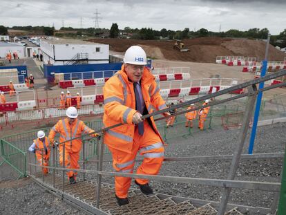 Boris Johnson visitaba la construcción de un intercambiador de transportes, el viernes en Solihull (Inglaterra).