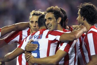 Los jugadores del Atlético celebran uno de los goles.