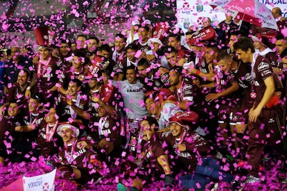 El plantel campeón y la lluvia de papelitos granates.