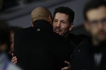 Simeone y Henry se saludan antes del partido.