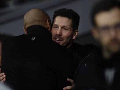 Simeone y Henry se saludan antes del partido.