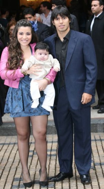 Agüero com Giannina e seu filho, quando eram casados.