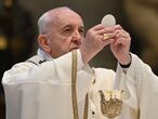 Vatican City (Vatican City State (holy See)), 12/04/2020.- Pope Francis holds the Holy Bread as he celebrates the Eucharist during Easter Sunday Mass behind closed doors at St. Peter's Basilica in The Vatican, 12 April 2020. The mass is held behind closed doors during the lockdown aimed at curbing the spread of the COVID-19 infection, caused by the novel coronavirus. (Papa) EFE/EPA/ANDREAS SOLARO / POOL