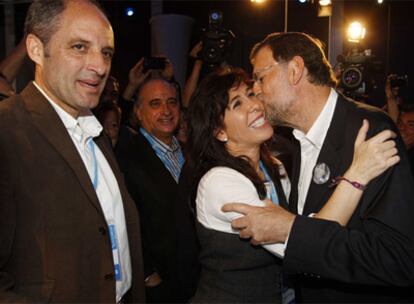 Mariano Rajoy besa a Alicia Sánchez-Camacho en presencia en Francisco Camps.