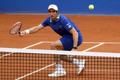 El tenista uruguayo Pablo Cuevas devuelve una pelota al ruso Karen Khachanov durante el partido jugado en la tercera jornada del Trofeo Conde de Godó en el Real Club de Tenis Barcelona.