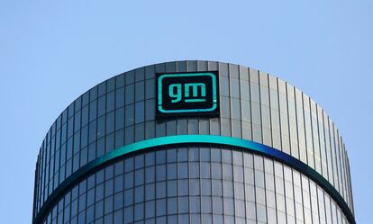 El logo de General Motors, en la sede de la compañía en Detroit.