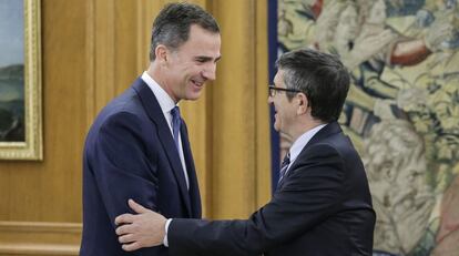 Felipe VI con el reci&eacute;n elegido presidente del Congreso, Patxi L&oacute;pez , el pasado 14 de enero