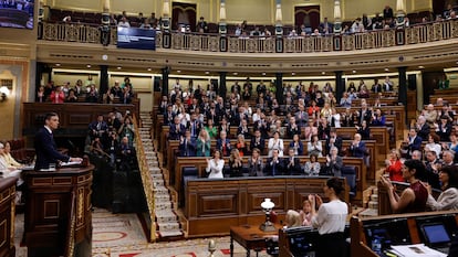 El presidente del Gobierno, Pedro Sánchez, es aplaudido por los diputados de su partido tras anunciar el próximo reconocimiento de Palestina en su comparecencia ante el Congreso, este miércoles en Madrid.