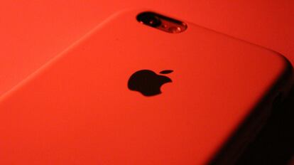 Trasera de un iPhone de color rojo