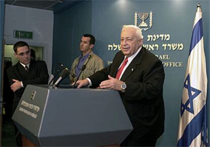 Sharon, durante la rueda de prensa en su oficina de Jerusalén.