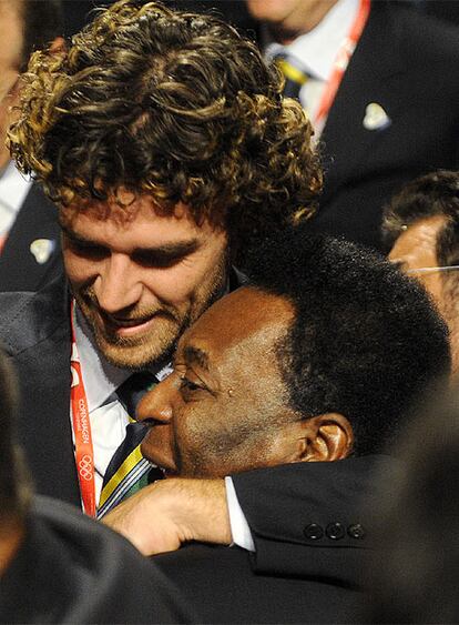 Los dos emblemáticos deportistas brasileños se abrazan tras el anuncio de Rogge