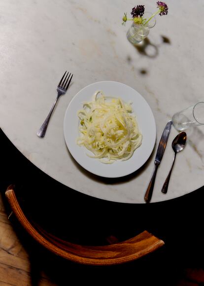 Ensalada de hinojo, parmesano y aceitunas verdes de este restaurante italiano.