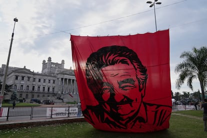 Fueron jornadas de un profundo respeto, quebradas por algún aplauso espontáneo o la voz de una cantante que así lo quiso homenajear. Flores, banderas y cartas se amontonaron con el paso de las horas frente al cajón cerrado, cubierto con una bandera uruguaya. 