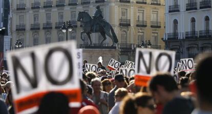 Varios manifestantes en la Puerta del Sol, en Madrid, el pasado domingo en la celebración del segundo aniversario del movimiento.