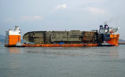 Una embarcación semi sumergible transporta los restos del ferri Sewol, que se hundió en abril de 2014 frente a la isla de Jindo (Corea del Sur). 