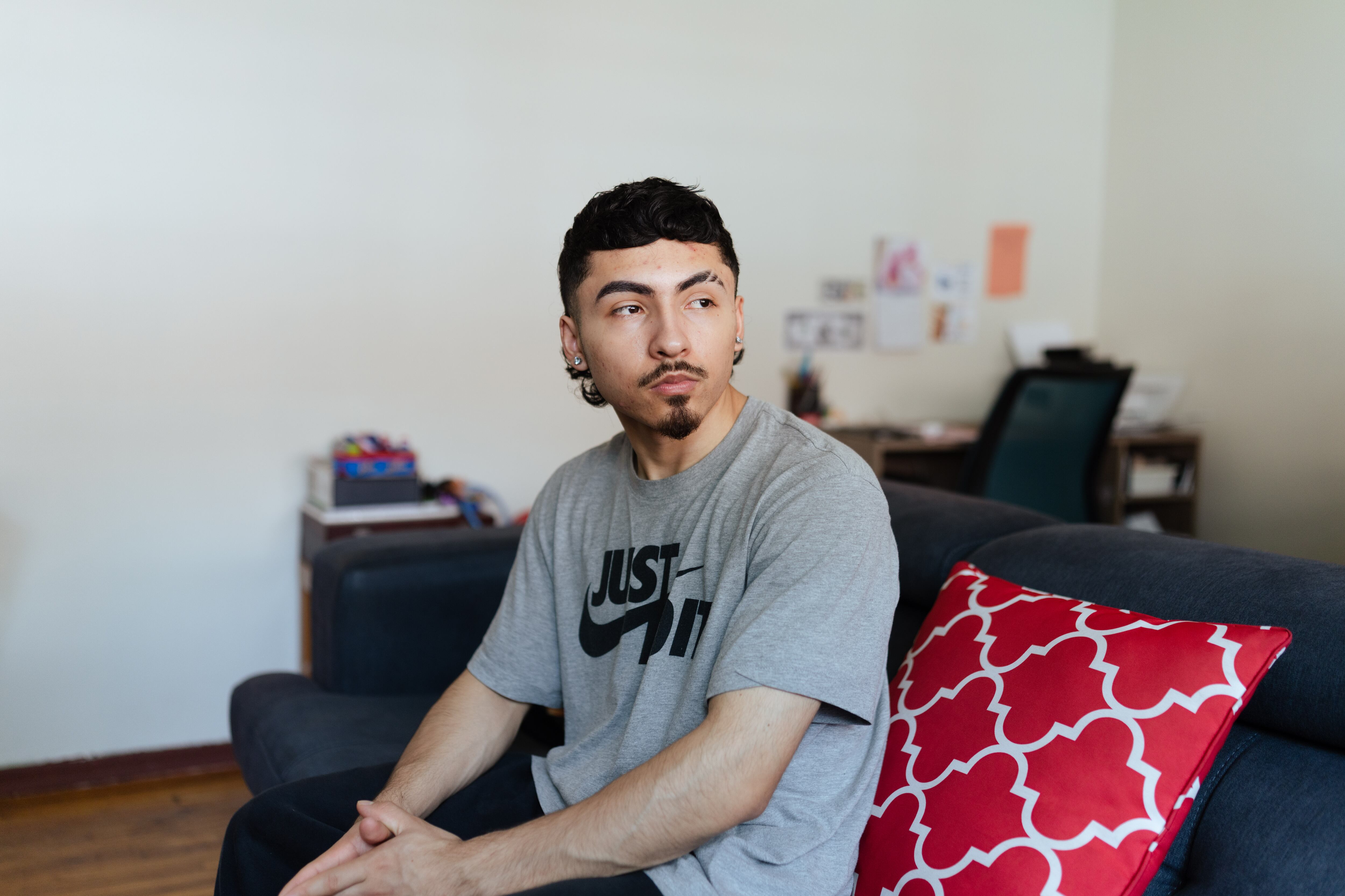 Jhonatan Bello Cabrera, de 18 años, en la casa de su madre en Elizabeth, Nueva Jersey.