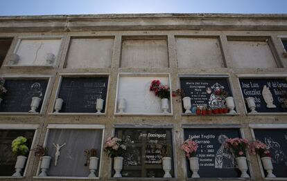 Algunos nichos del cementerio de Ceuta, arriba sin lápidas, donde han enterrado a los inmigrantes fallecidos en la frontera.