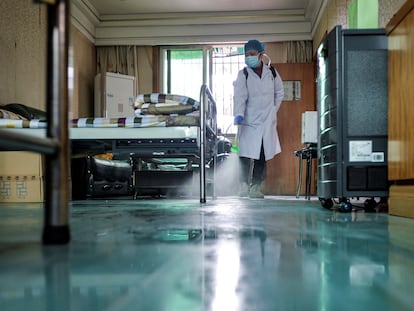 Agente desinfeta sala em centro médico em Qingshan, distrito de Wuhan (China), em 10 de fevereiro.