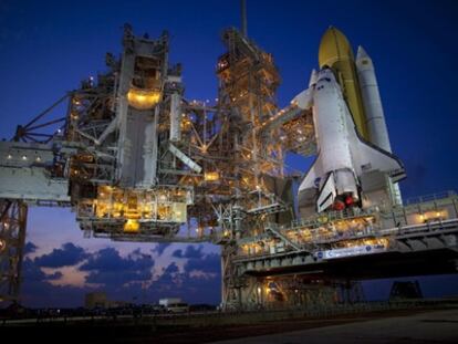 El transbordador espacial 'Discovery' en la plataforma de lanzamiento, en el Centro Espacial Kennedy (Florida), durante la preparació para su próximo vuelo