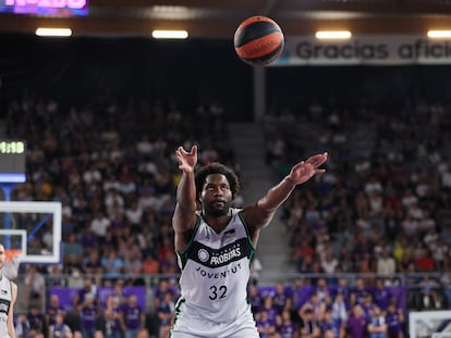 Onuaku lanza un tiro libre con el Joventut.