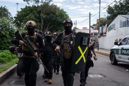 Elementos de la fuerza de tarea Zorros abandonan el recinto.