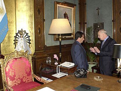 Eduardo Duhalde (derecha), ayer con su ministro de Economía, Roberto Lavagna, en la Casa Rosada.